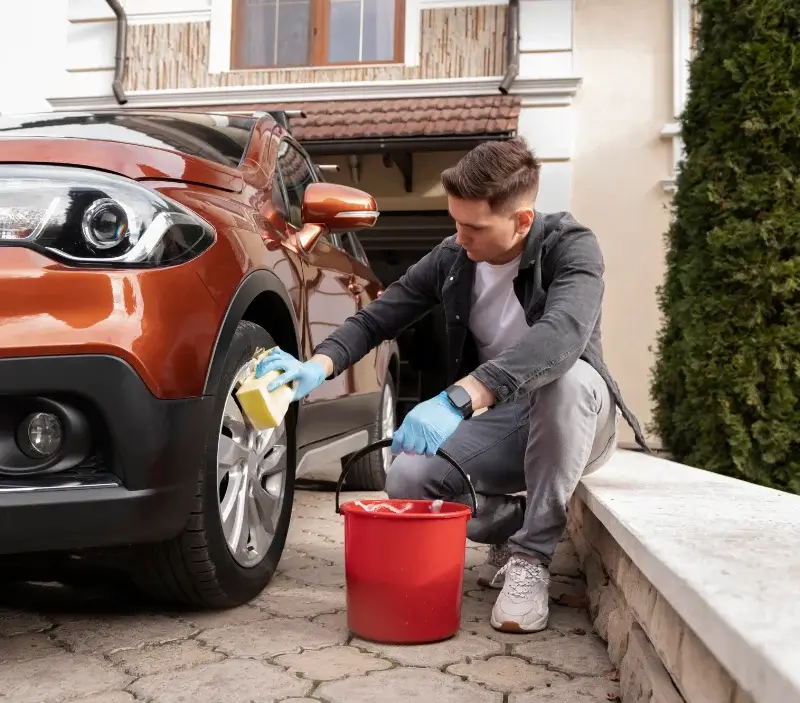 Lavage auto à domicile Ger : professionnel intervenant sur un véhicule